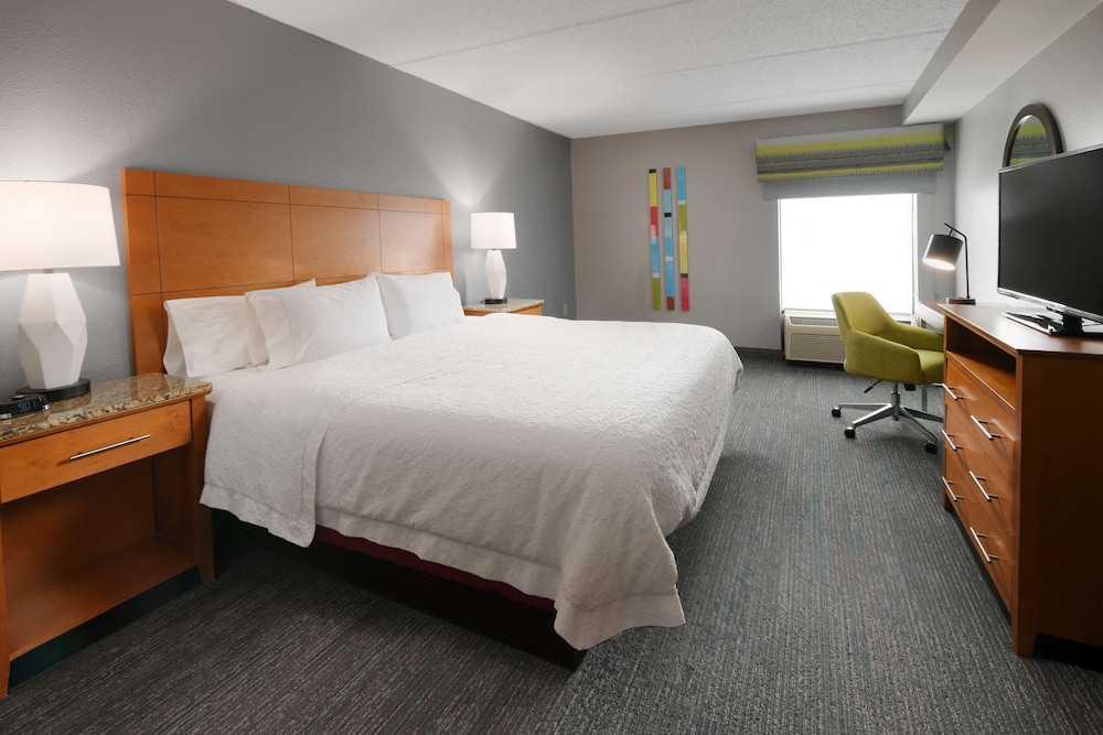 1 King Bed w/ Drinks & Snacks - Photo 1