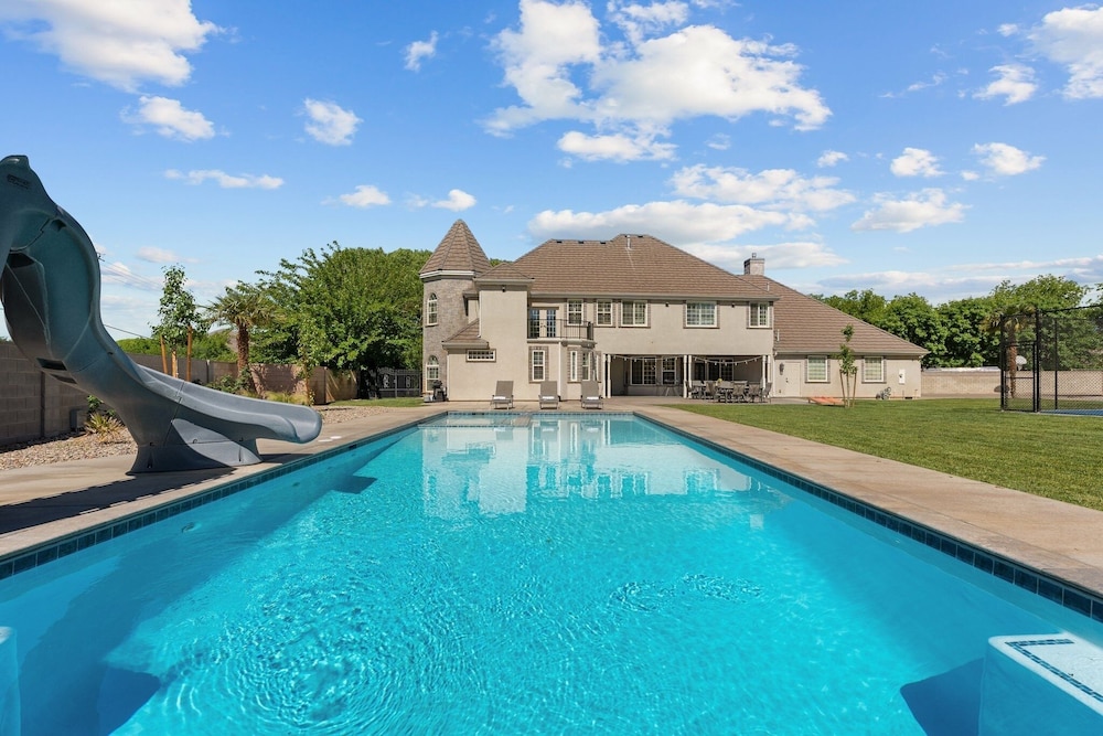 House, 6 Bedrooms