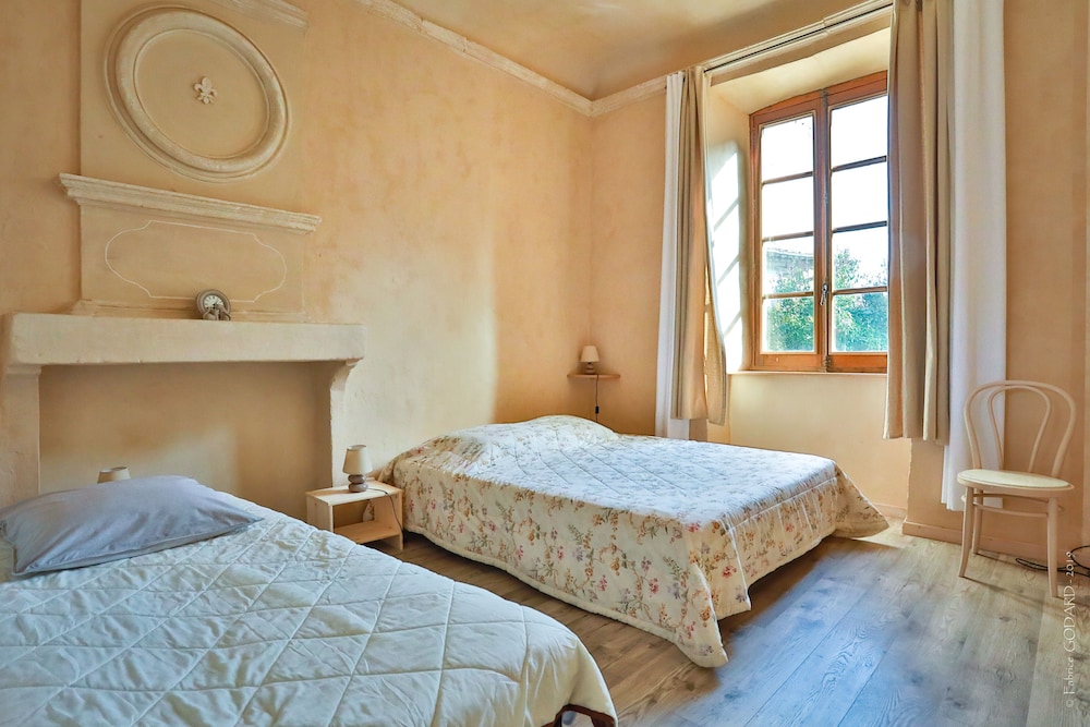 Standard Suite, Shared Bathroom (Chambre Fleur de Lys) photo 1