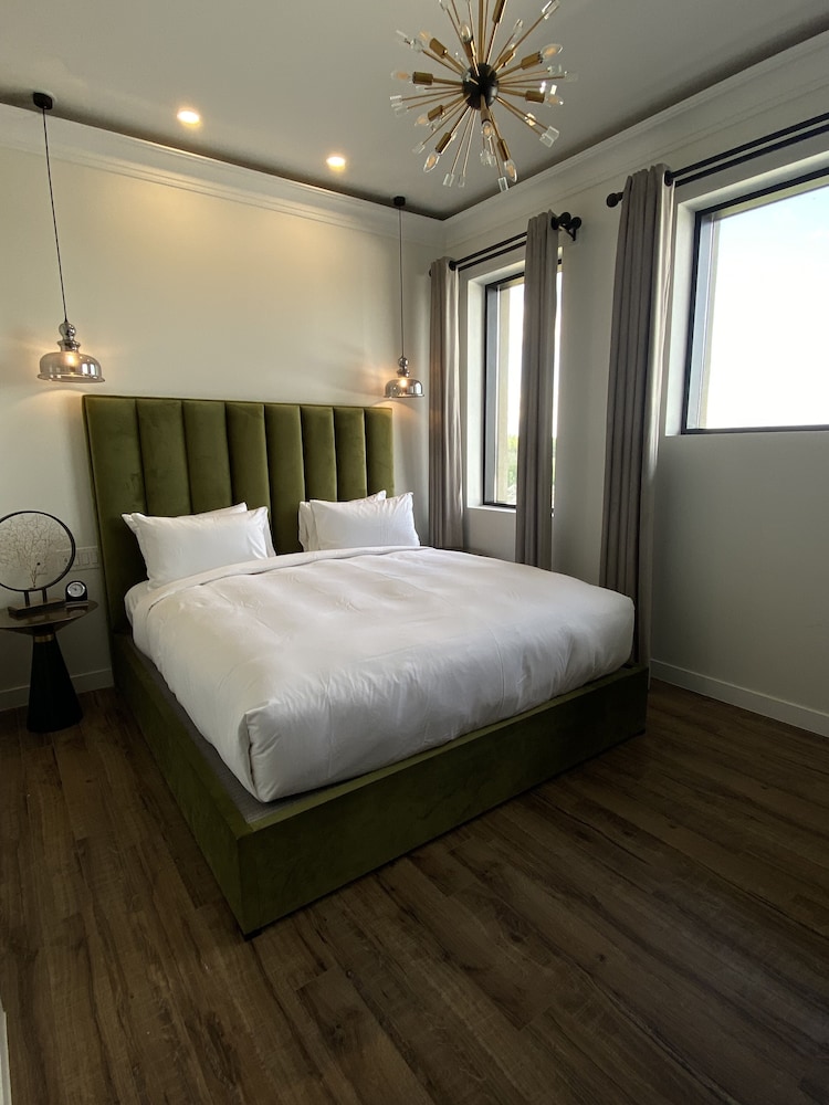 Luxury Room, 2 Bedrooms, Bathtub Grab Bars, Mountain View