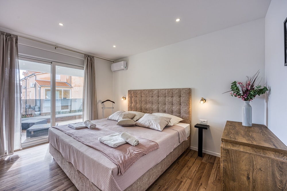 Family House, 4 Bedrooms (Amazing Pool Villa Nika)