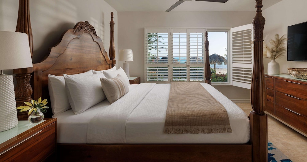 Luxury Room, 1 Bedroom, Ocean View (Silver Sun Walkout Butler Suite) photo 2