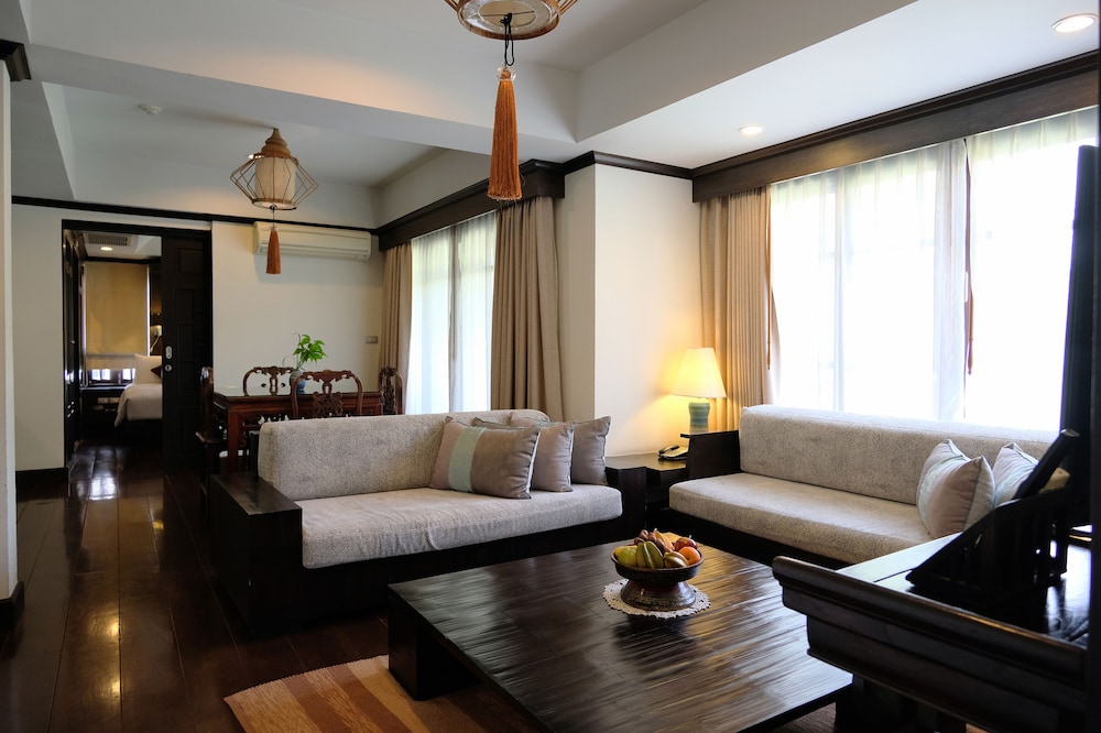 Suite, 2 Bedrooms - Photo 12