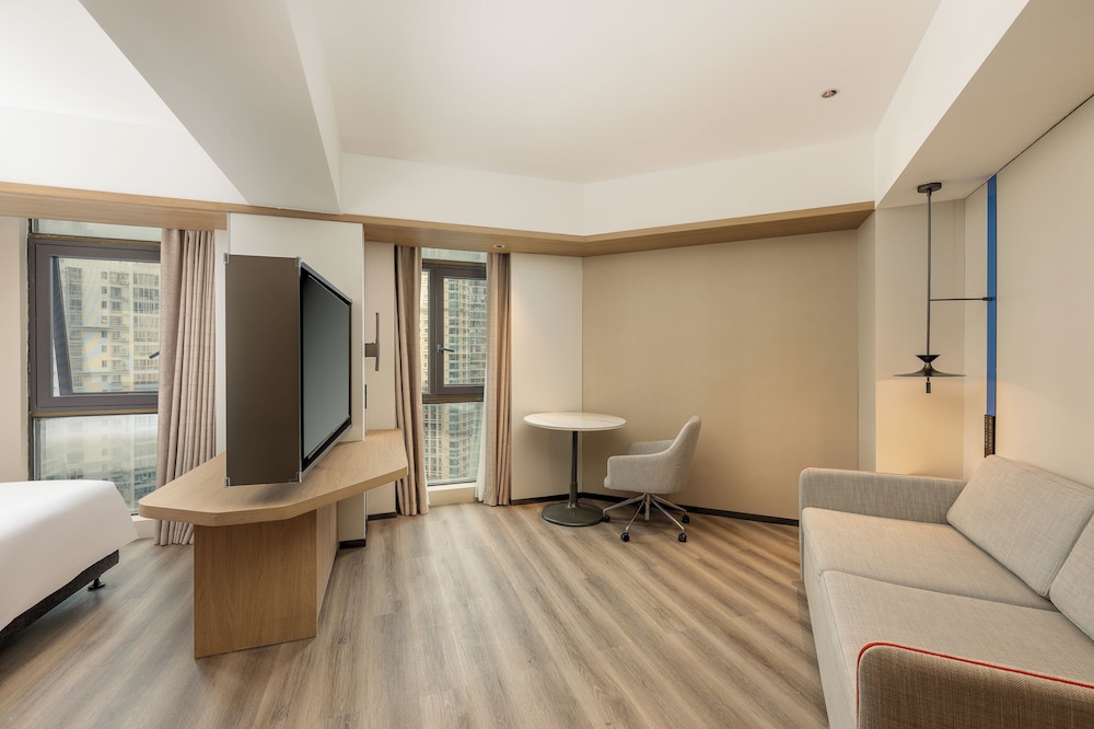 1 King Suite With Sofa Bed