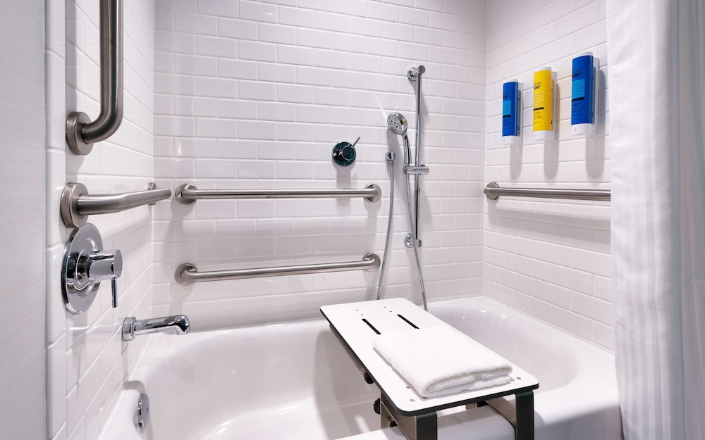 Room, 2 Queen Beds, Accessible, Bathtub photo 2