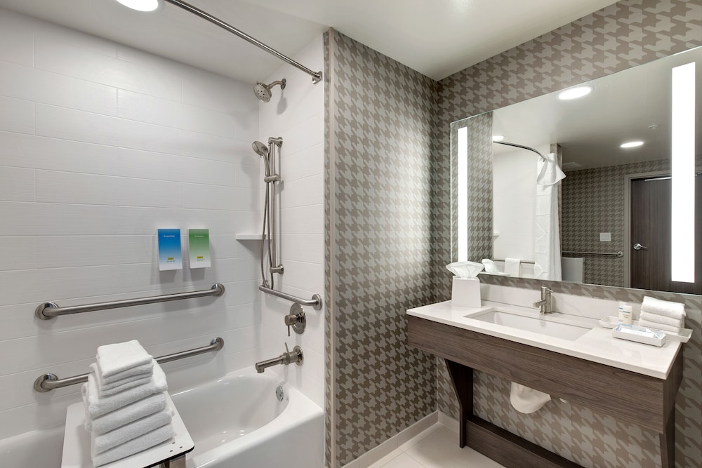 Suite, 1 King Bed, Accessible, Bathtub - Photo 6