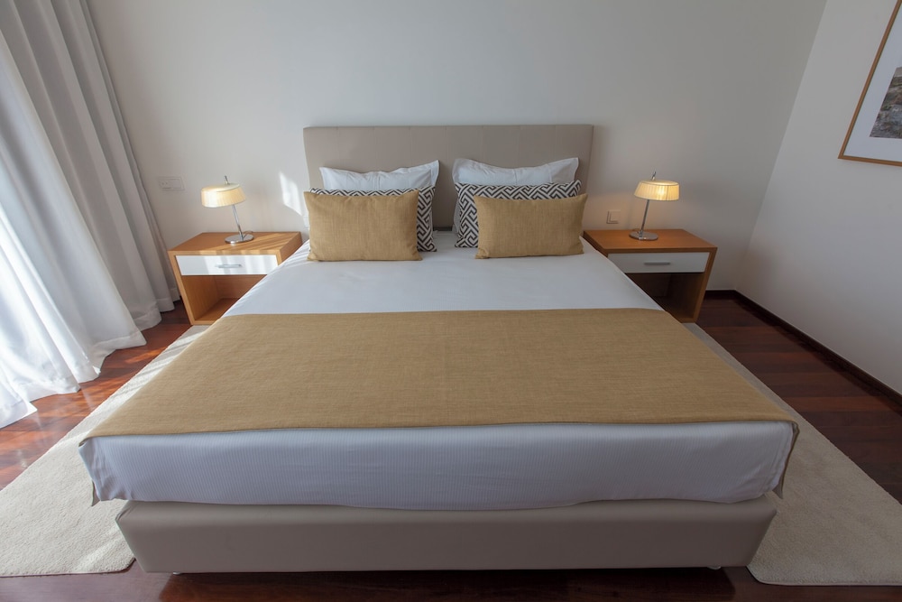 House, 2 Bedrooms (with Shared Pool)