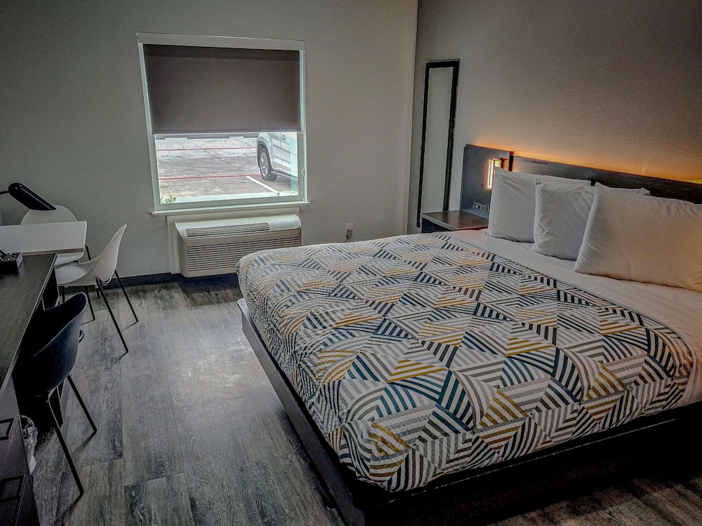 Deluxe Room, 1 King Bed, Non Smoking, Kitchenette - Photo 3