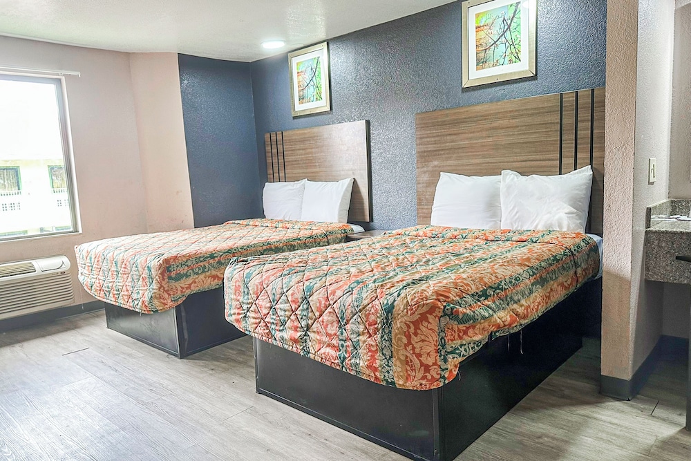 Room, 2 Queen Beds, Smoking