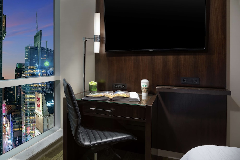 Room, 1 King Bed, Accessible (Hearing, Times Square View) thumbnail 5