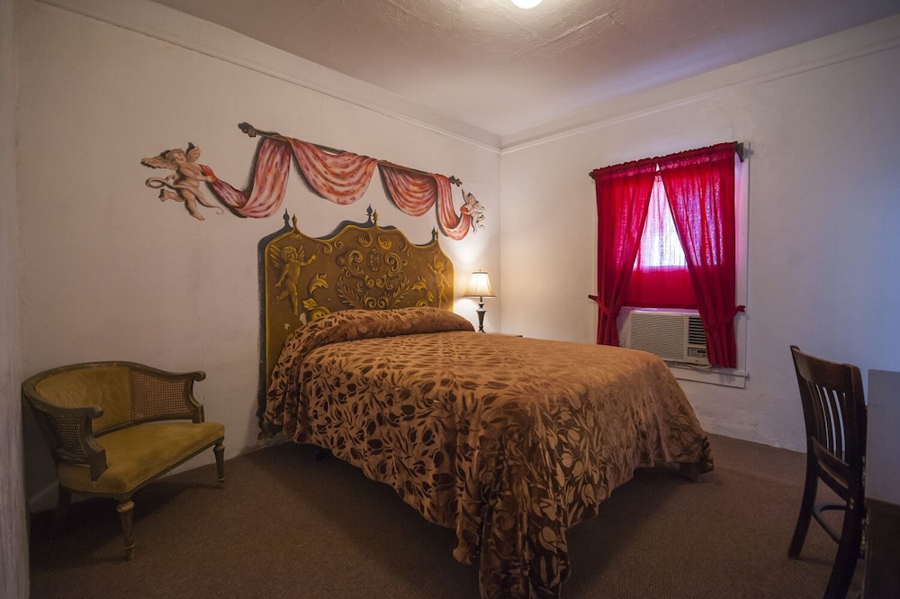 Deluxe Room, 1 Queen Bed photo 1