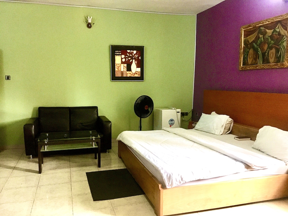 Design Suite, 1 Queen Bed, Non Smoking, Pool View photo 1