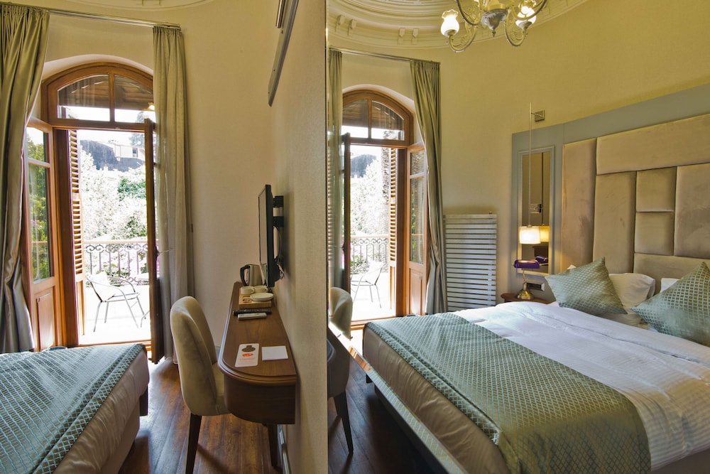 Deluxe Double Room with Balcony - Photo 2