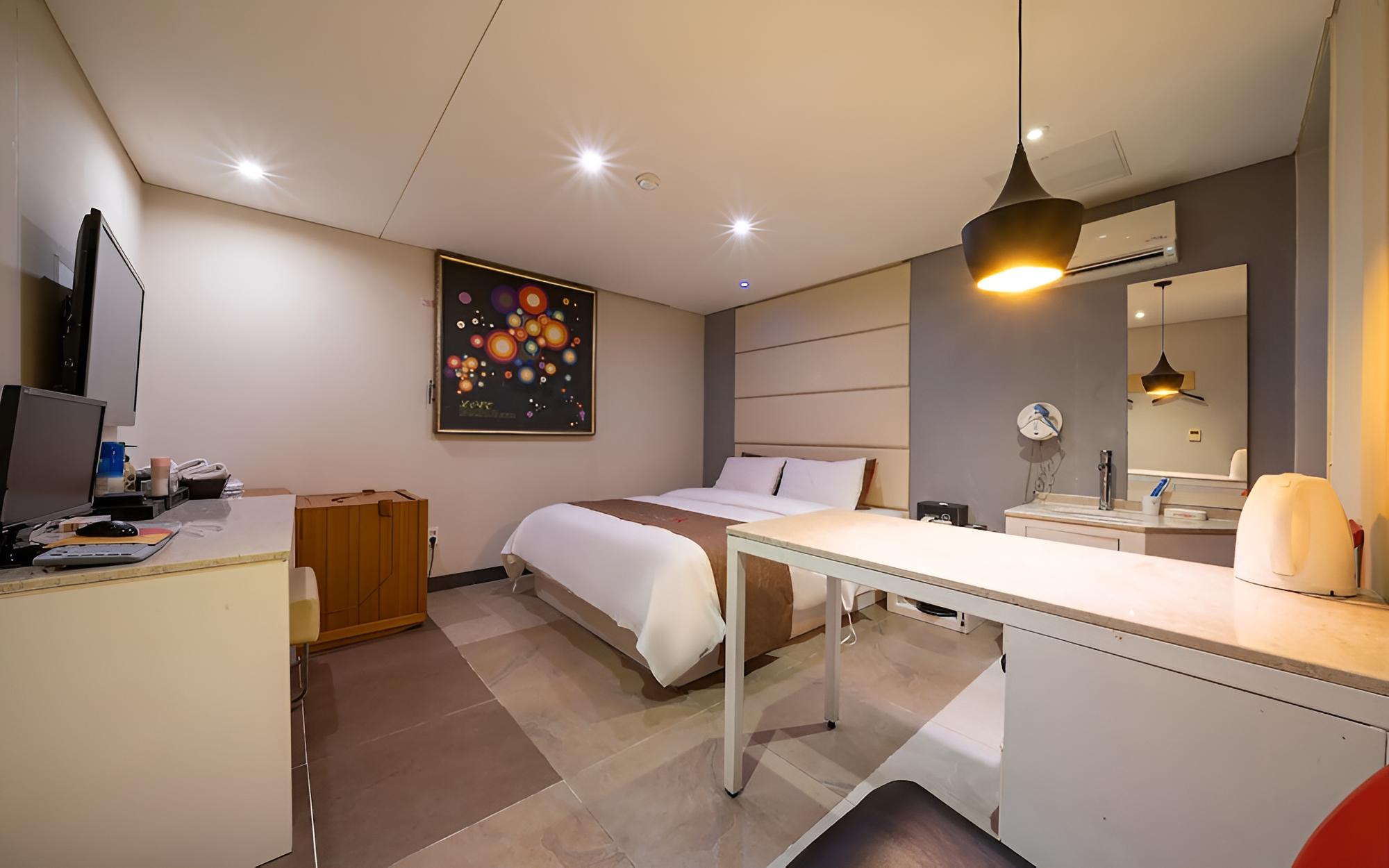 Room (Standard Room) - Photo 2