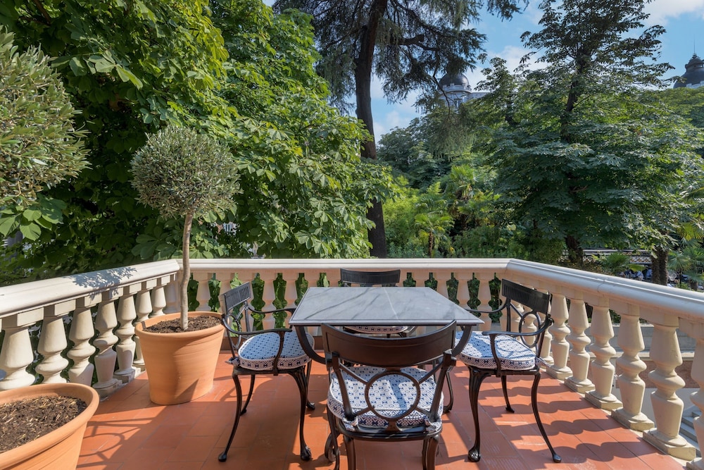 Presidential Suite, 1 King Bed, Garden View