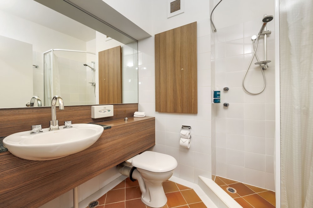 Standard Twin Room, 2 Double Beds, Harbor View thumbnail 5