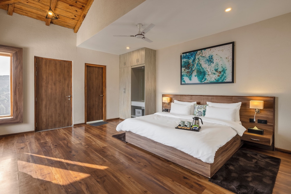 Deluxe Double Room, 1 King Bed, Mountain View, Garden Area