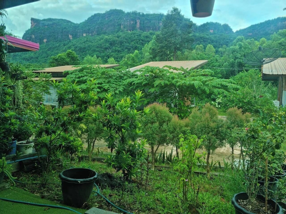 Family Bungalow, Hill View photo 3