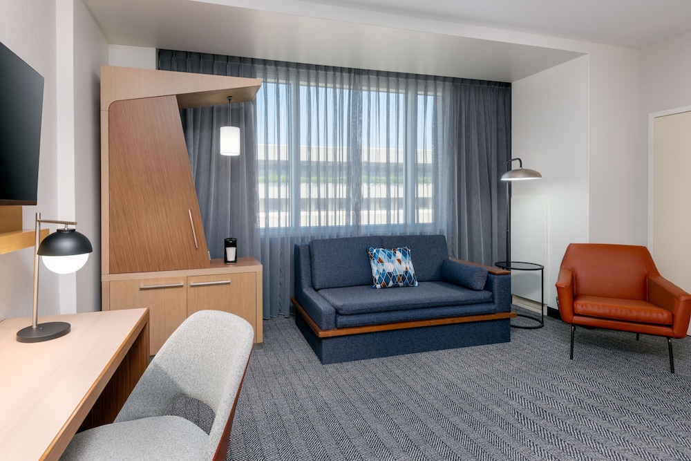 Room, 1 King Bed (Mobility Accessible, Roll-In Shower) photo 1