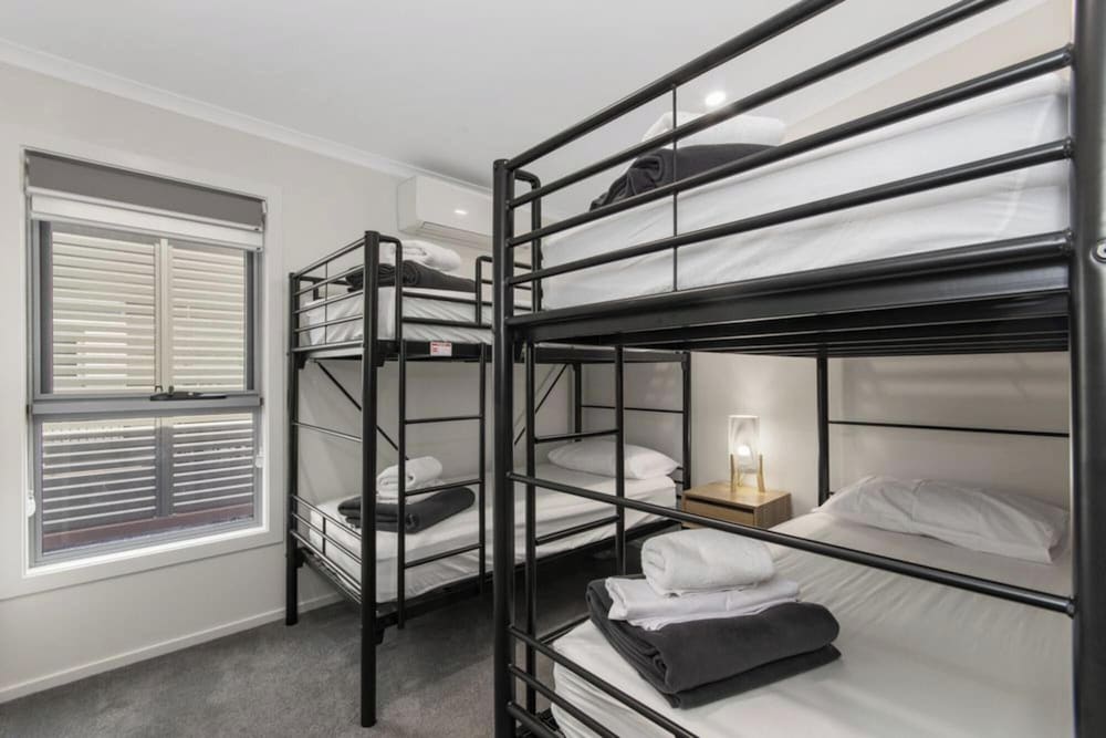 Deluxe 2 Bedroom Cabin - Sleeps 6 photo 3