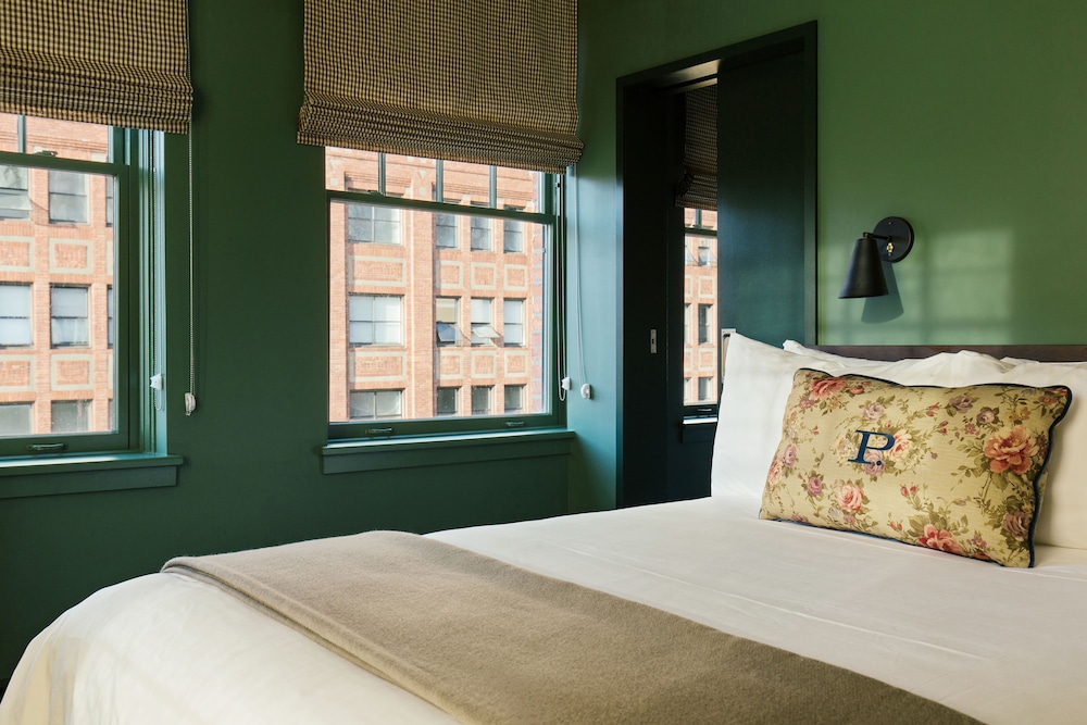 Deluxe Room, 1 Queen Bed (The Deluxe Queen) photo 3