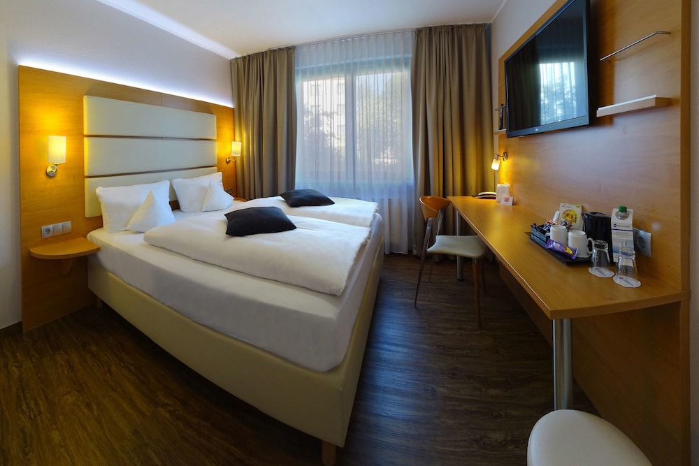 Standard Room, 1 Queen Bed photo 1