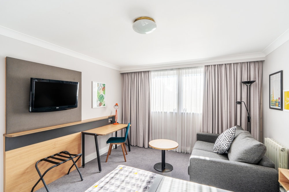 Standard Room, 1 Queen Bed with Sofa bed photo 2