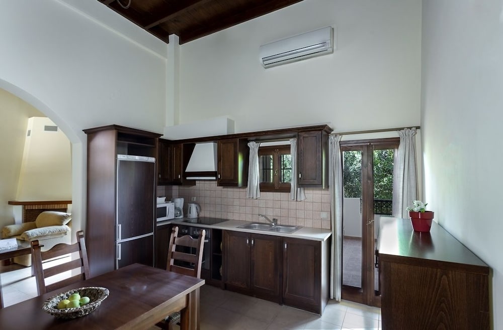 Apartment, 2 Bedrooms, Pool Access photo 3
