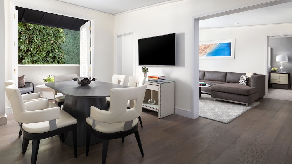 Luxury Suite with Pool View thumbnail 6