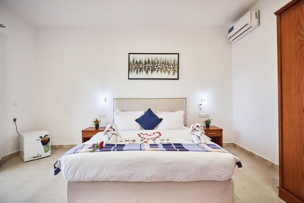 Deluxe Room, 1 King Bed, Pool View - Photo 2