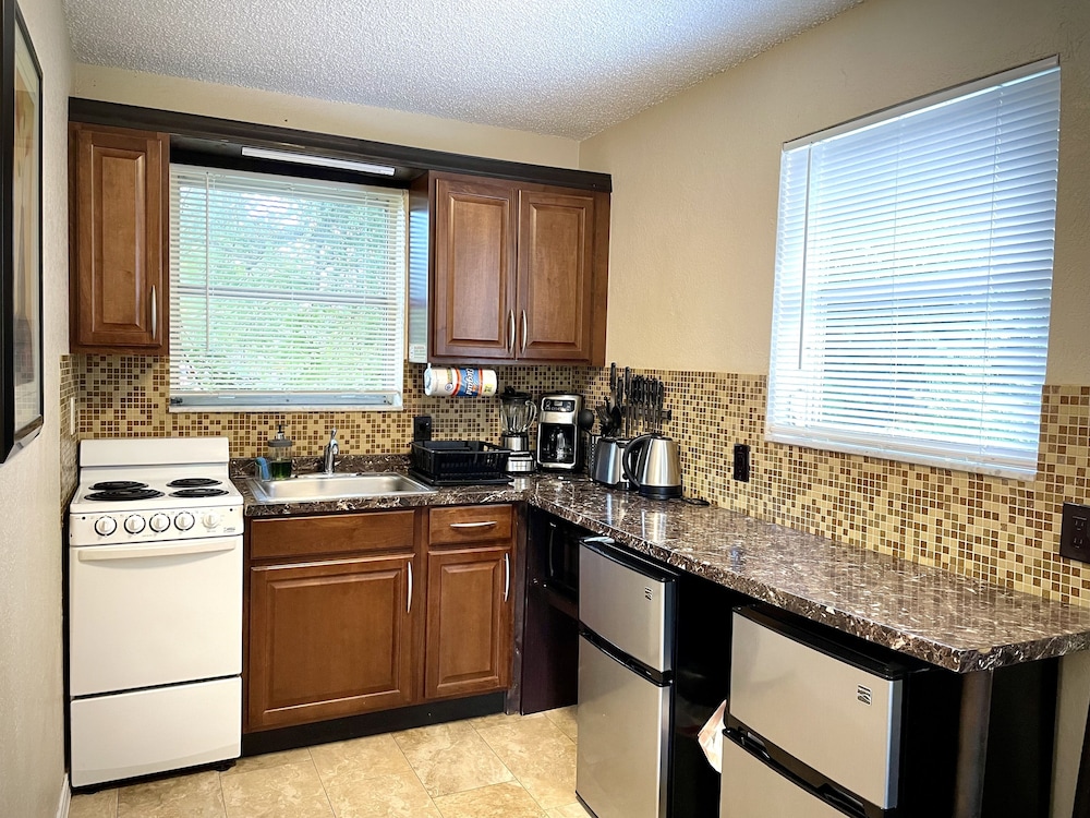 Comfort Studio Suite, Kitchenette, Pool View photo 3