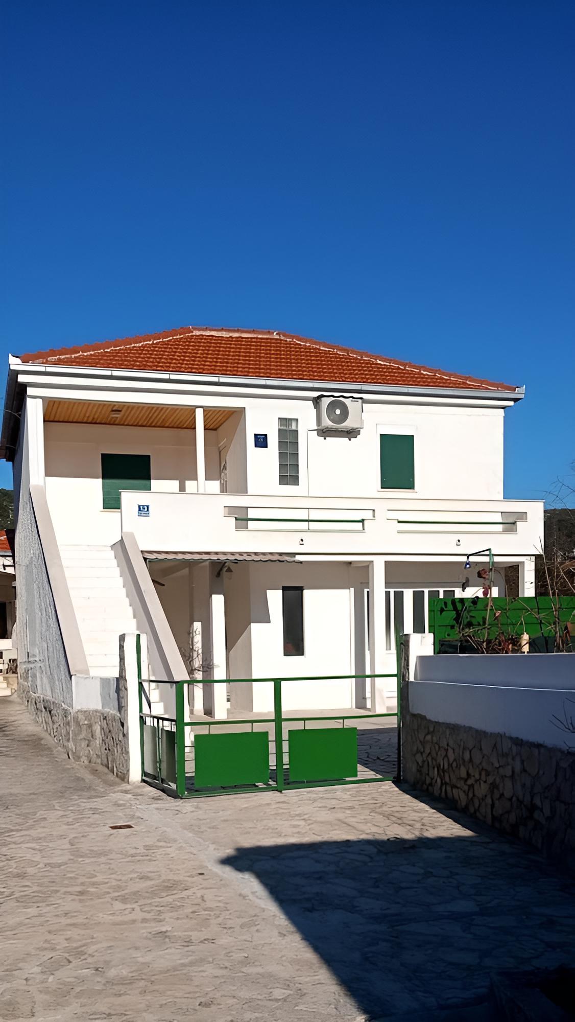 House (Neve - 30 m from sea - H(6+2))