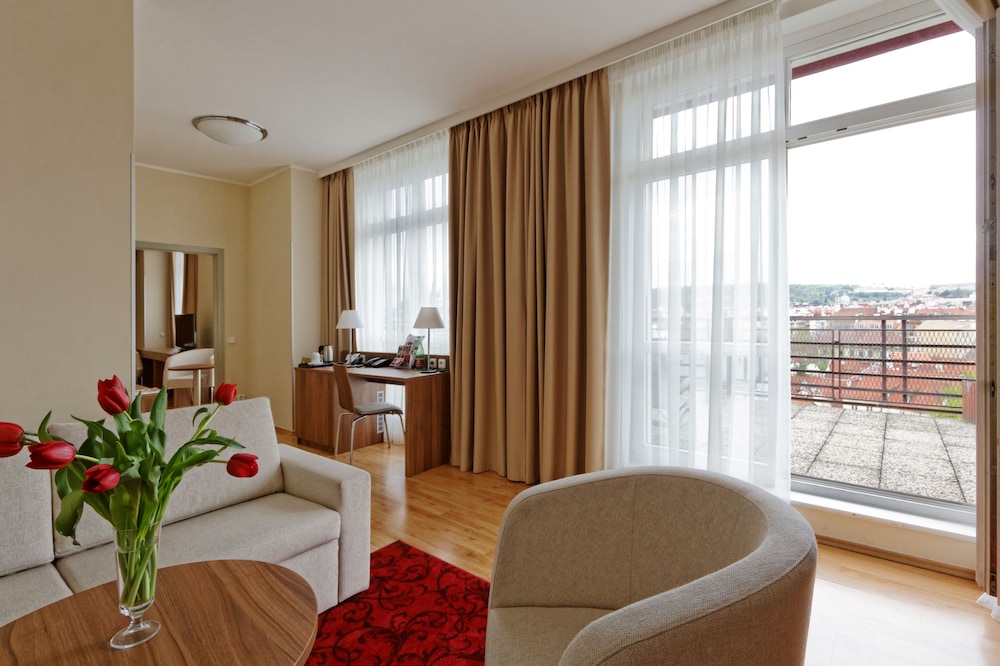 Suite, 1 Double Bed thumbnail 6