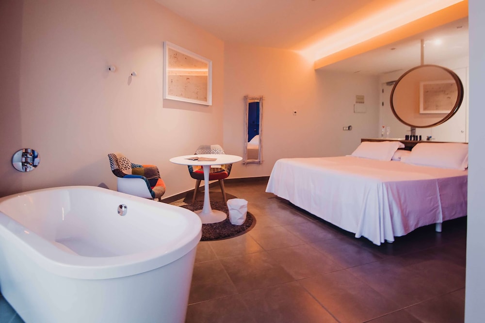 Suite, 1 Bedroom - Photo 18