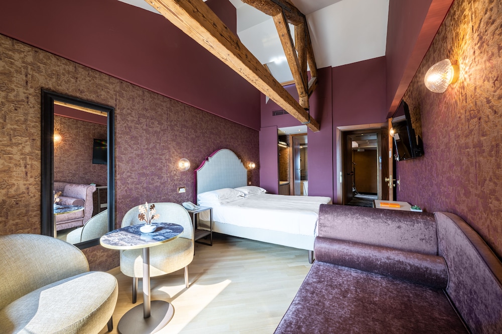 Deluxe Room thumbnail 6