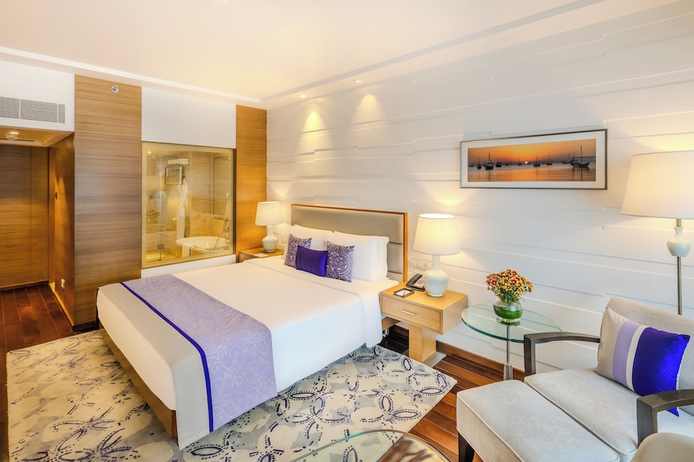 Deluxe Suite City View Queen Bed photo 3