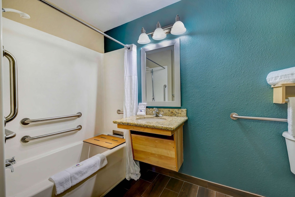 Deluxe Room, 1 King Bed, Non Smoking, Kitchenette - Photo 10
