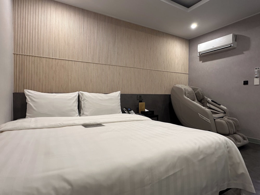 Business Double Room, 1 Double Bed, Non Smoking, Refrigerator - Photo 1
