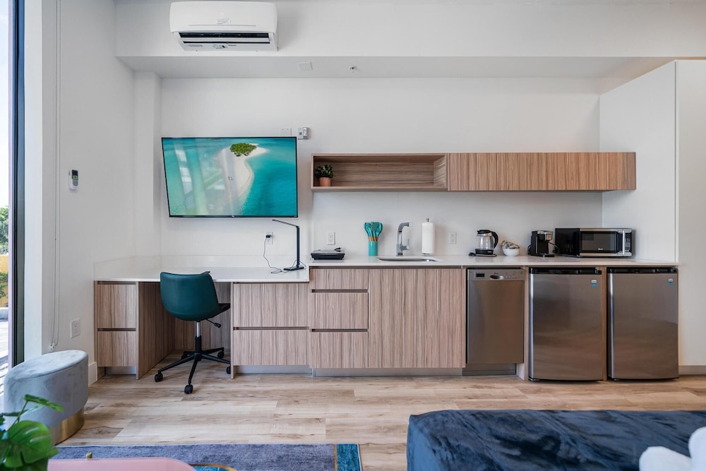 City Studio Suite, 1 Double Bed, City View photo 3