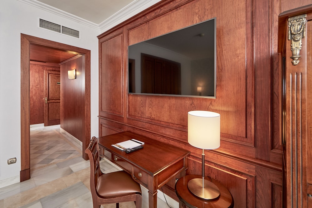 Superior Double Room thumbnail 6