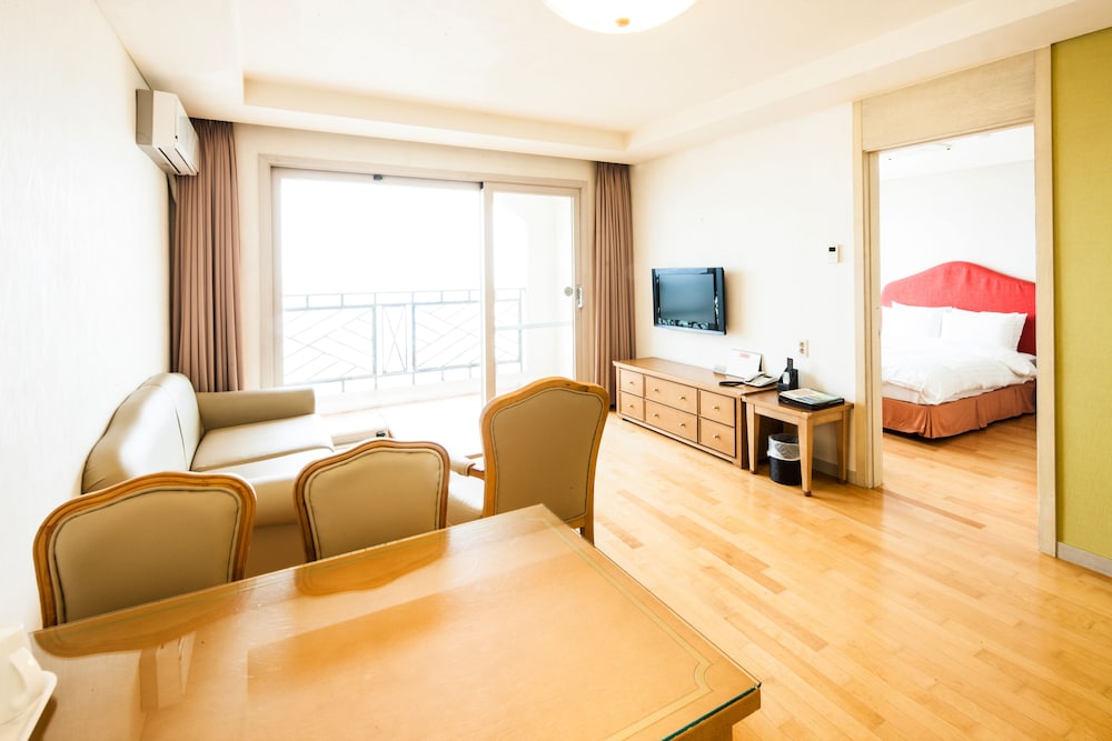 [Morning PKG] [Resort] Suite(Kitchen/Standard/Bed) - Breakfast Buffet for 2 Adults & 1 Child