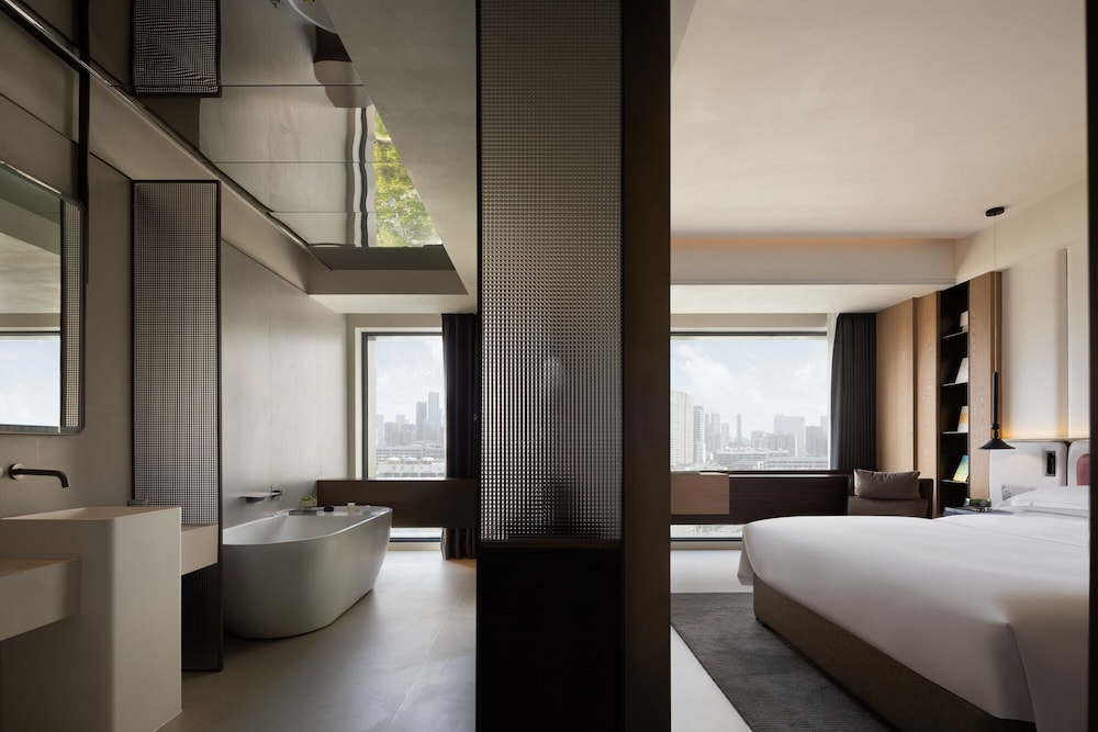 Worry-Free Grocery Store | King-Size Bed Room (Projection + Bathtub) photo 3