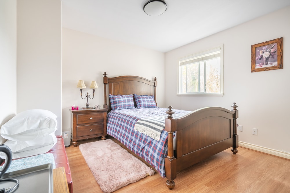 Room, 1 Queen Bed (Shared Bath) photo 1