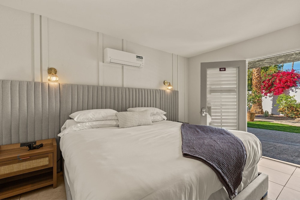 Deluxe Room, 1 King Bed, Private Bathroom, Garden View