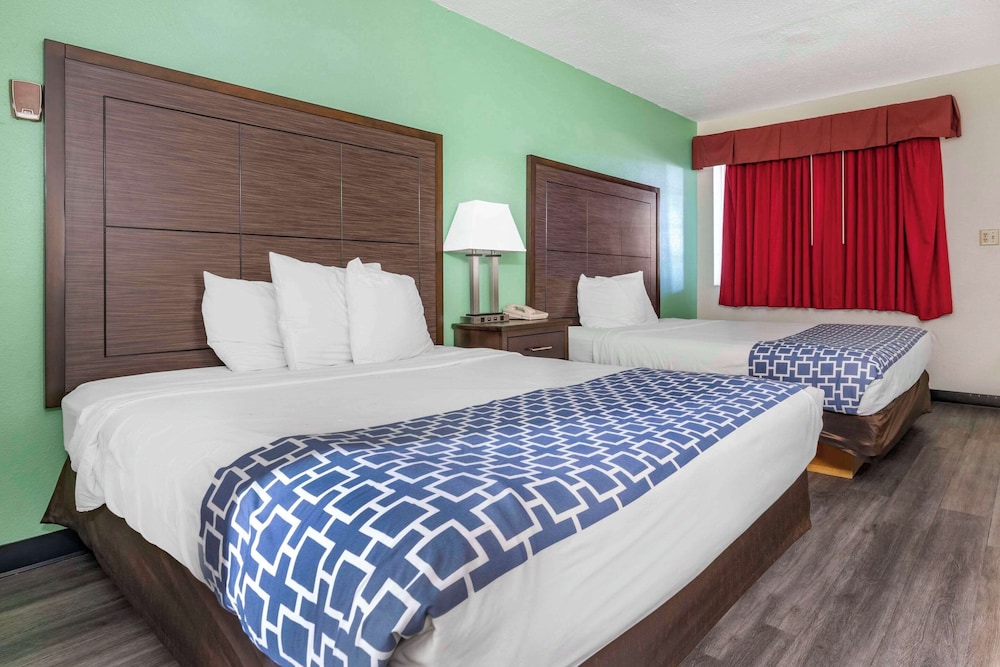 Standard Room, 2 Queen Beds - Photo 4