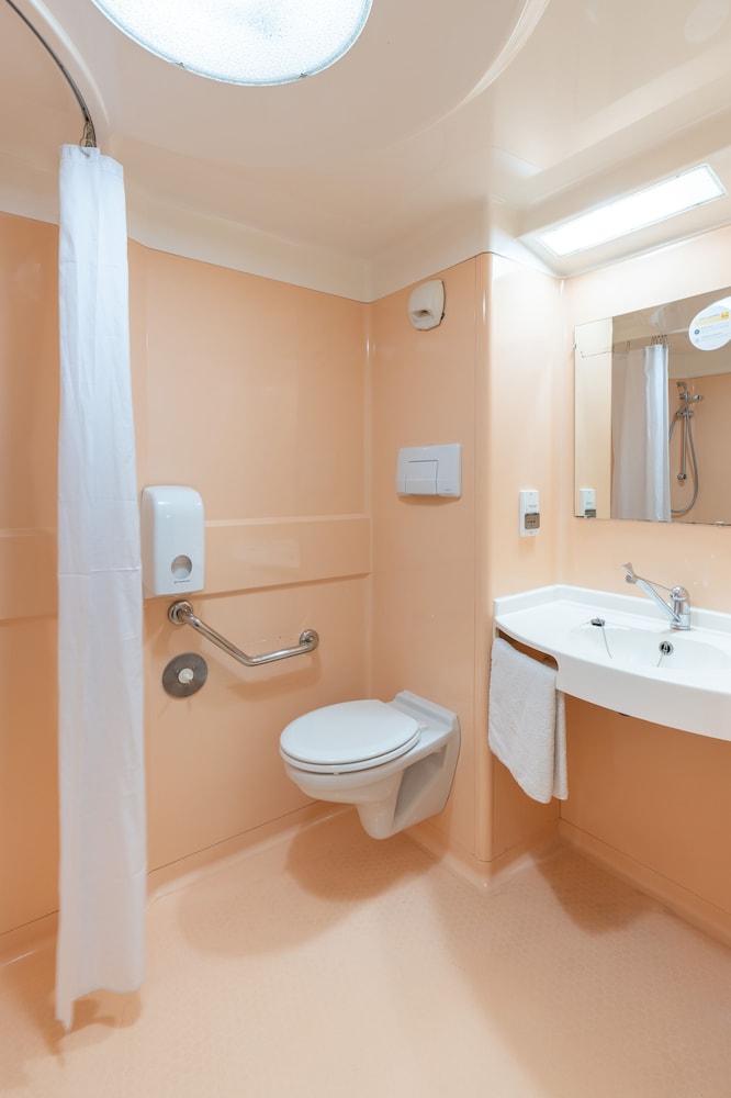 Standard Room, 2 Twin Beds - Photo 9