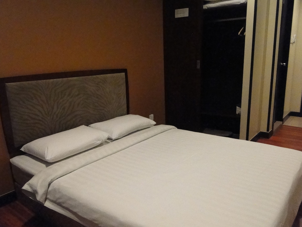 Basic Double Room, 1 Queen Bed