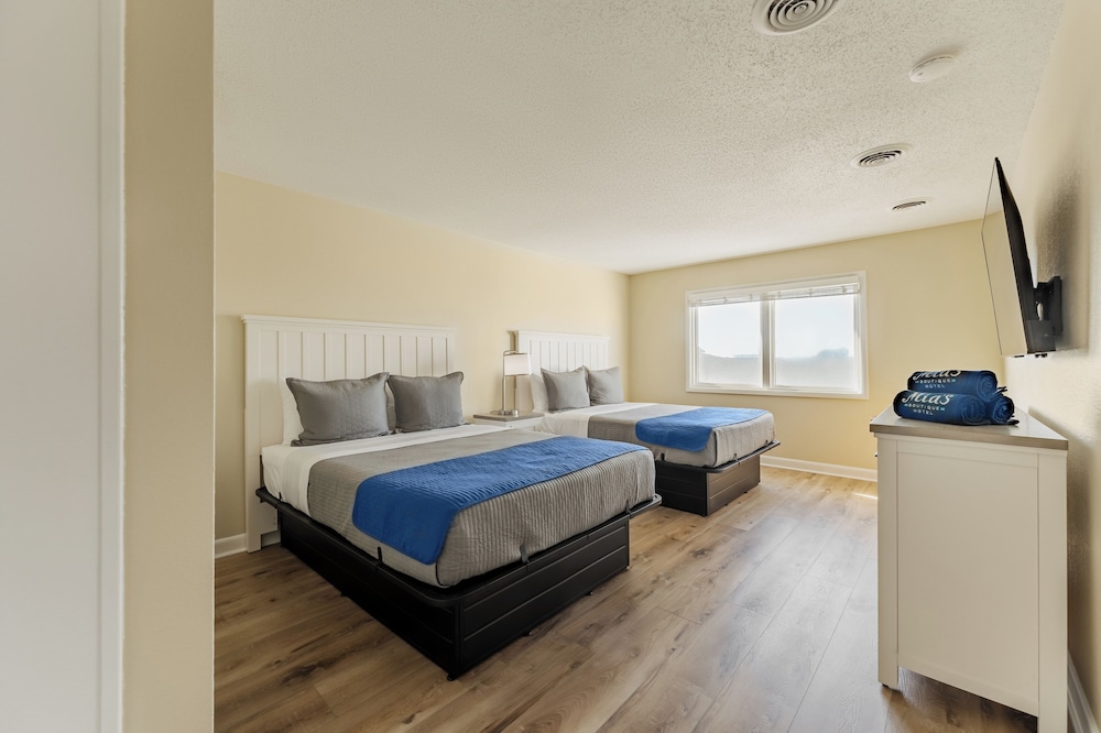 COURTYARD 2BR Apartment, 2 queen,1 king, Full Kitchen, Across the street from Beach photo 3
