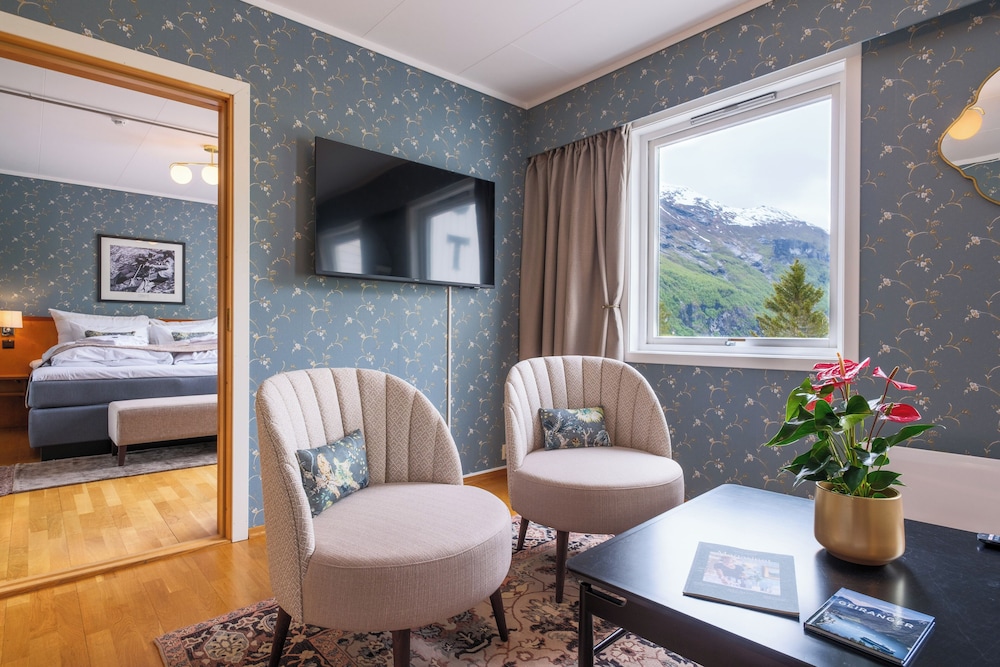 Deluxe Suite, 1 King Bed, Sea View photo 2