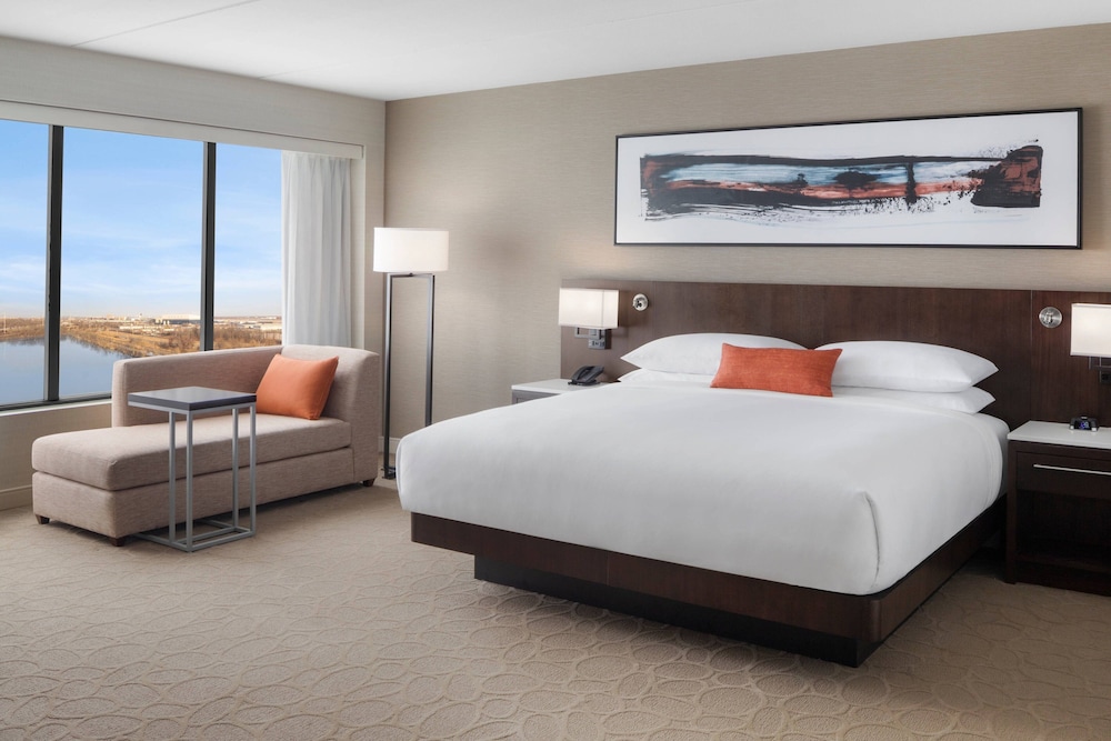 Deluxe Room, 1 King Bed, Accessible (Mobility Accessible, Tub) - Photo 2
